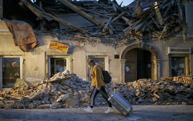 Posledice decembrskega uničujočega potresa. FOTO: Blaž Samec/Delo