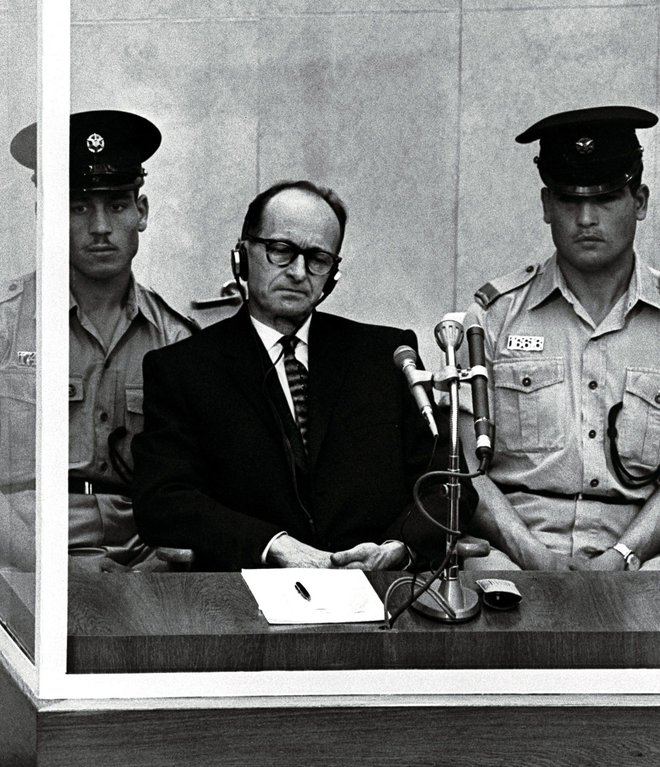 Aodlf Eichmann med sojenjem leta 1961 v Jeruzalemu. FOTO:&nbsp; Stringer Reuters