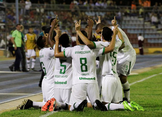 Leta 2016 je v letalski nesreči kluba Chapecoense umrlo 71 potnikov, eden izmed šestih preživelih pa je bil tehnik Erwin Tumiri. FOTO: Marco Bello/Reuters Pictures