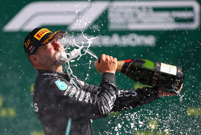 Takole je finski voznik Valtteri Bottas lani v Avstriji nazdravil s šampanjcem Moët &amp; Chandon. FOTO: Mark Thompson/AFP