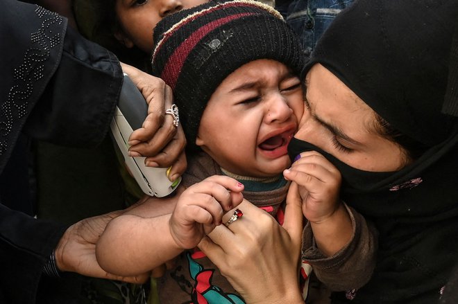 Med akcijo cepljenja proti otroški paralizi v Lahoreju je ob prejemu cepiva IPV deklica jokala. FOTO: Arif Ali/Afp<br />
&nbsp;