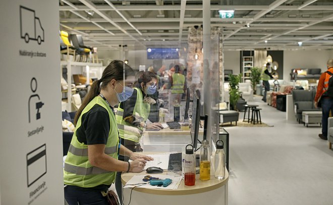 Zadnji mesec so se nova delovna mesta odprla tudi v trgovini. FOTO: Blaž Samec/Delo