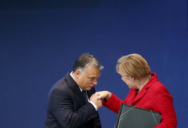 Madžarski premier Viktor Orbán in nemška kanclerka Angela Merkel &ndash; nekoč strankarska zaveznika, zdaj na različnih bregovih.
FOTO:Susana Ver/Reuters