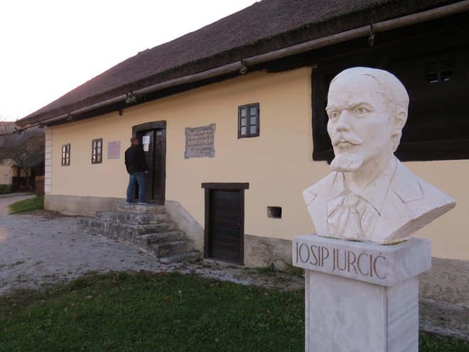 Rojstna hiša Josipa Jurčiča na Muljavi, pred katero bodo v soboto in nedeljo brali pisateljeva dela. FOTO: Bojan Rajšek/Delo