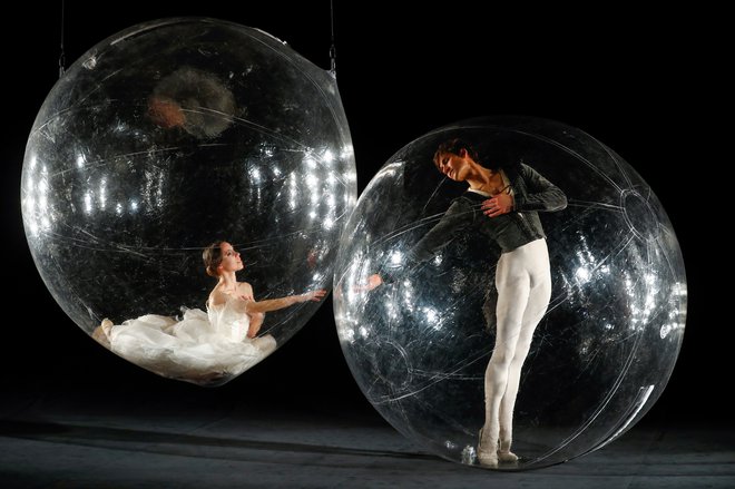 Plesalca baletne šole iz Stuttgarta Elisa Badenes in Friedemann Vogel sodelujeta v predstavi Družinski odmiki, ki jo je režiral konceptualni umetnik Florian Mehnert. FOTO: Ralph Orlowski/Reuters