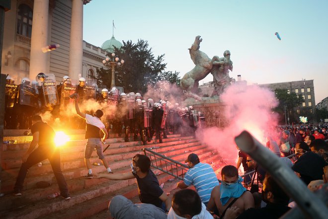 Ko je srbski predsednik Aleksandar Vučić julija lani napovedal policijsko uro za en konec tedna, je na tisoče ljudi napadlo parlament. Protestnike so zastrašili člani kriminalnih skupin, ki jih Vučić zdaj preganja. FOTO: Oliver Bunic/AFP