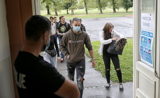 Dijaki prvih, drugih in tretjih letnikov so bili v zadnjem letu le mesec in pol v šoli. FOTO: Blaž Samec/Delo