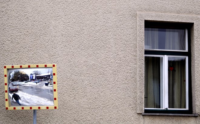 Padec skozi okno bi bil za otroka lahko nevaren. FOTO: Šipić Roman/Delo