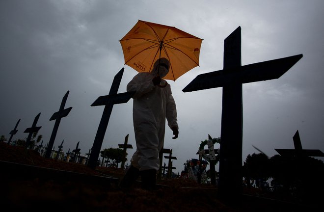 Brazilsko kaotično spoprijemanje z največjo zdravstveno krizo v zadnjih sto letih bi lahko imelo globalne posledice.&nbsp;FOTO: Michael Dantas/Afp