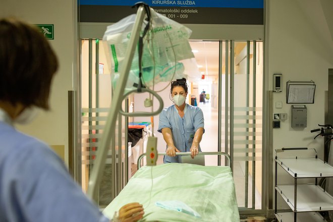 Bolnišnice so na račun bolnikov s covidom-19 izboljšale poslovanje. FOTO: Voranc Vogel/Delo