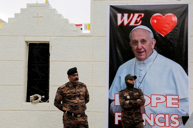 Papež je vsa opozorila pred nevarnostmi zavrnil, češ da si trpeči iraški kristjani, z njimi pa tudi vsi drugi Iračani, obisk zaslužijo.<br />
FOTO:Teba Sadiq/Reuters