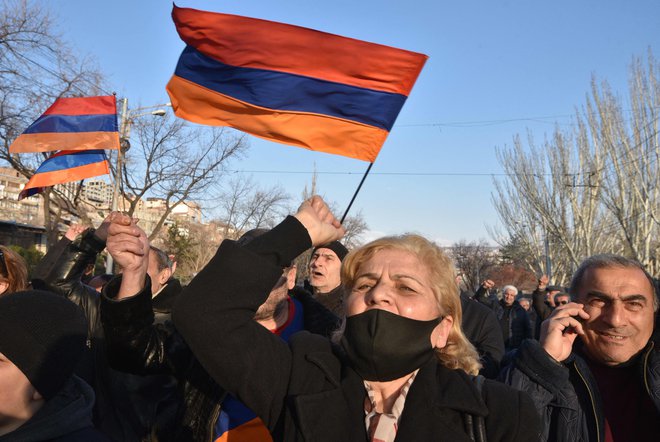 V Erevanu so zborovanja podpornikov in nasprotnikov predsednika vlade Nikola Pašinjana del vsakdana. FOTO: Karen Minasjan/AFP