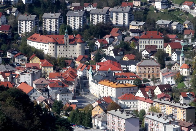 Primer domačega pametnega pristopa je Idrija. Tam so posamezne silosne rešitve med seboj povezali, da med seboj komunicirajo kot celosten sistem, ki ustvarja prihranke in optimizira procese. FOTO: Igor Mali/Delo