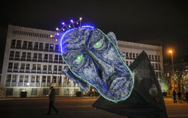 Trenutno je z odlokom na javnih krajih dopustno zbiranje do deset ljudi, a so shodi, tudi protestni, kljub temu prepovedani. FOTO: Jože Suhadolnik/Delo