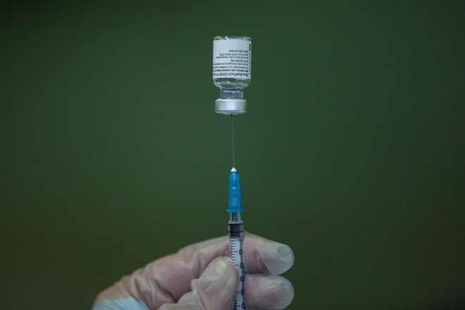 Optimizem, povezan s čudežno, enostavno vakcino, s katero bo hitro premagan novi koronavirus, je hitro splahnel.<br />
FOTO: Marko Djurica/Reuters