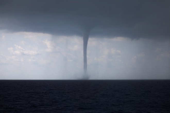 Povprečni tornadi, kot piše Watson, trajajo deset minut in hitijo 50 kilometrov na uro. A obstajajo tudi velikani. FOTO: Alkis Konstantinidis/Reuters