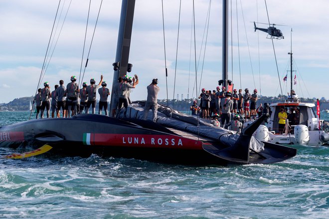Luna Rossa Prada Pirelli team letošnjega februarja pred Aucklandom. FOTO: Gilles Martin-raget/AFP