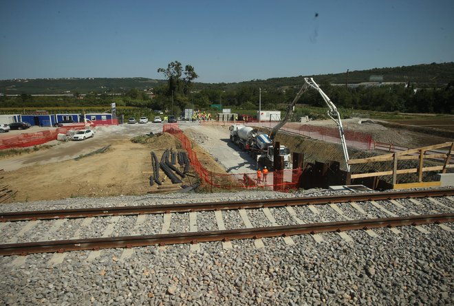 V ponedeljek bo tako 2TDK lahko odprl finančne ponudbe Kolektorja CPG s turškima partnerjema, Strabaga in Cengiza za istrski, cenejši del drugega tira. FOTO: Jure Eržen/Delo