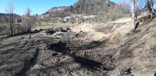 Kjer se lepšega okoliša ne da obdelati z mehanizacijo, bodo tepke, pravijo vaščani. FOTO: Danilo Bertoncelj