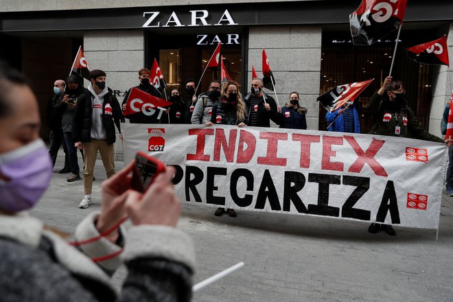 Inditex je že napovedal, da bo v Španiji zaprl 114 prodajaln, v katerih je 986 delovnih mest, zato se zaposleni bojijo za delovna mesta. Družba jim ponuja nadomestna, a v sindikatih pravijo, da niso enakovredna sedanjim. Foto Susana Vera/Reuters