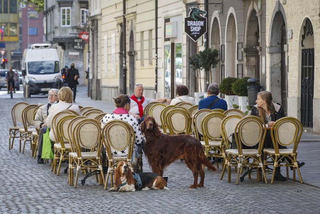 S ponedeljkom se v dveh regijah odpirajo&nbsp;terase&nbsp;gostinskih lokalov. FOTO: Matej Družnik/Delo