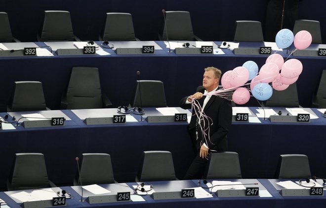 Zaradi ravnanja vlade Janeza Janše je Slovenija čedalje bolj pod drobnogledom Bruslja. O napadih na medije tudi v Sloveniji bo prihodnji teden razpravljal evropski parlament na plenarnem zasedanju. FOTO: Reuters