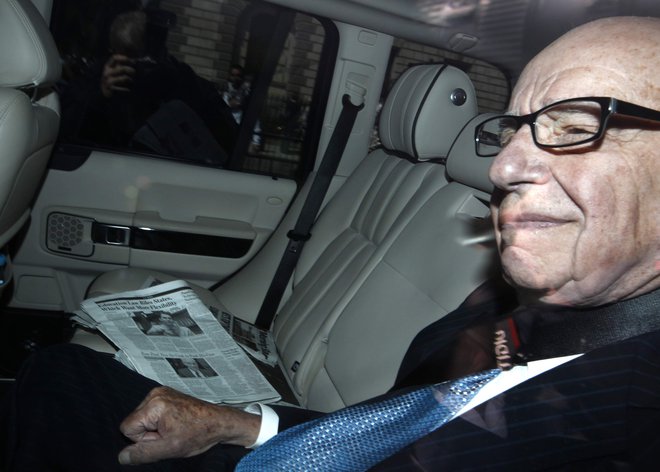 Rupert Murdoch se rad kaže v družbi svojih časopisov, na primer Wall Street Journala. FOTO: Andrew Winning/Reuters