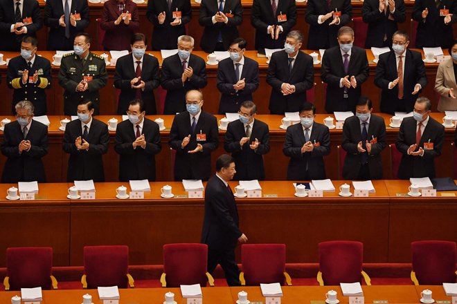 Predsednik Xi Jinping je vkorakal v dvorano z velikansko rdečo peterokrako zvezdo na stropu ob spremljavi pihalne godbe in zvokih ploskanja.FOTO: Leo Ramirez/AFP