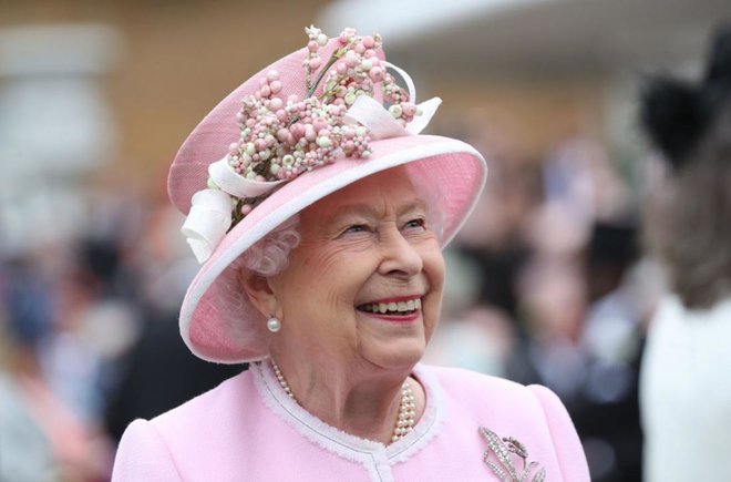 Kraljica Elizabeta naj bi prejela dva mladička valižanskih ovčarjev. FOTO: Reuters