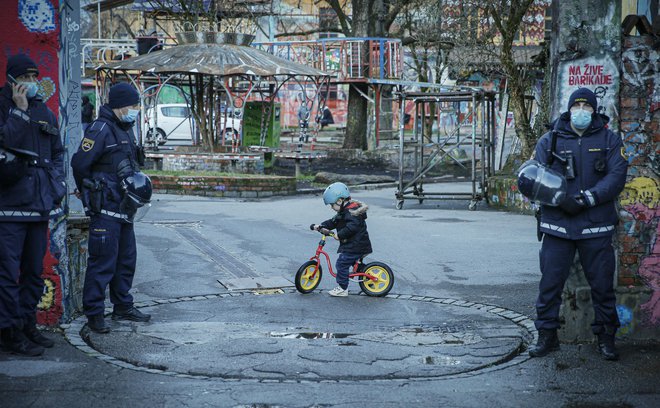 Iz generacije mladih ljudi bo zrasla generacija ljudi, ki bodo v državi in v policiji trajno videli sovražnika. Je vredno? (Slika je simbolna.)Foto Jože Suhadolnik/Delo