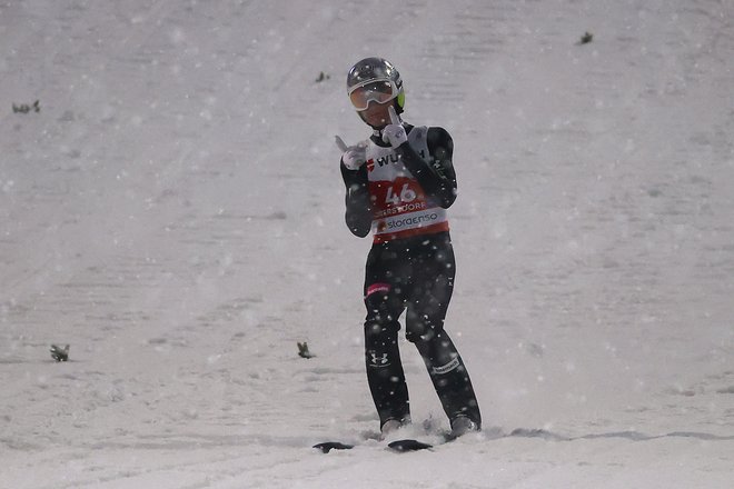 Anže Lanišek je bil kljub hudim bolečinam na pragu nove kolajne na svetovnem prvenstvu v Oberstdorfu. FOTO: Kai Pfaffenbach/Reuters