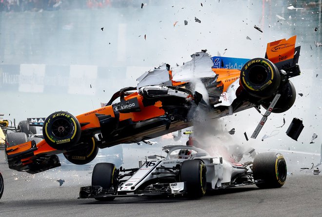 Fernando Alonso in Charles Leclerc sta se leta 2018 v Belgiji zapletla v spektakularno nesrečo, a s srečnim koncem. Alonso se letos po dveh letih vrača v F1. FOTO: François Lenoir/Reuters