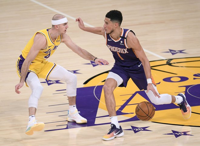 Devin Booker bo tekmo vseh zvezd izpustil zaradi poškodbe levega kolena. FOTO: Harry How/AFP