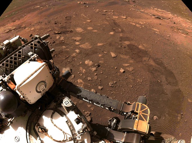 Sledi, ki jih je s kolesi na Marsu pustil rover Perseverance. FOTO:&nbsp;Nasa/JPL-Caltech/Reuters