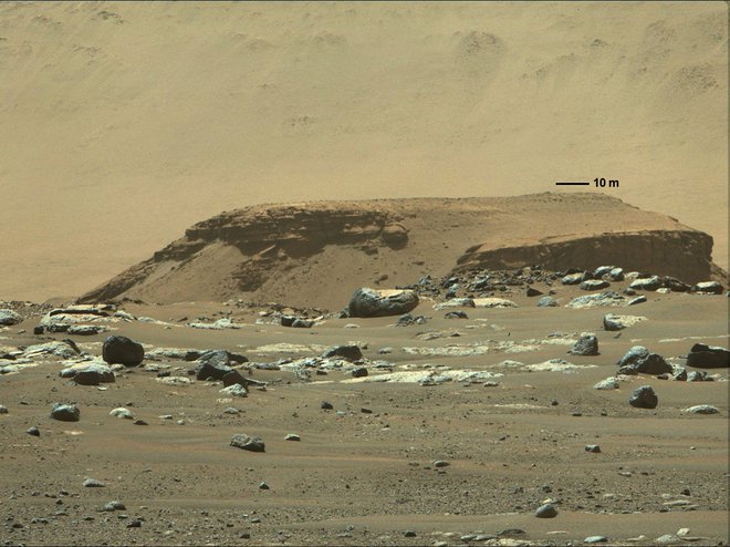 Skala na robu delte, kamor se bo v prihodnjih mesecih popeljal rover. FOTO: Nasa/JPL-Caltech/Reuters