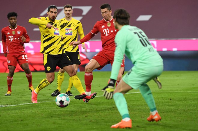 Neustavljiv Bayernov stroj za gole Robert Lewandowski ni dovolil, da bi Borussia Dortmund in njen veliki up Erling&nbsp;Håland imela šov v Münchnu. FOTO: Andreas Gebert/AFP