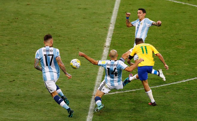 Med prestavljenimi tekmami je tudi derbi med Brazilijo in Argentino. FOTO: Ricardo Moraes/Reuters