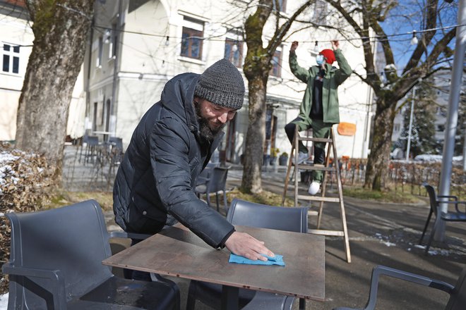 Še zadnje priprave na odprtje vrtov in teras na vrtu kočevske Mestne kavarne. FOTO: Leon Vidic/Delo