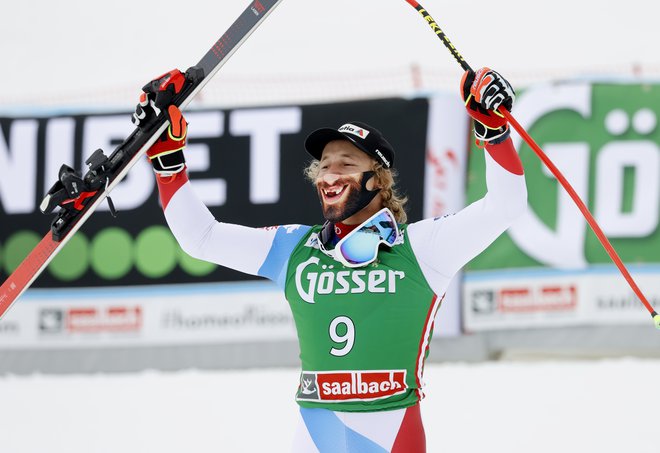 Marco Odermatt je proslavil zmago z zanimivo zaščitno masko. FOTO: Leonhard Foeger/Reuters