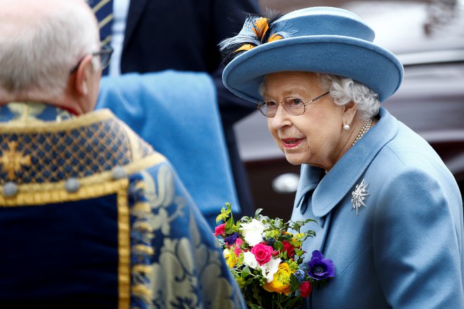 Nobene besede čez kraljico Elizabeto II.  FOTO: Henry Nicholls/Reuters