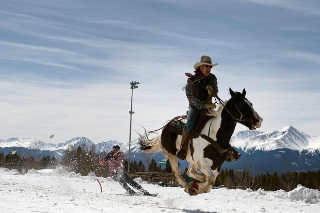 Domačini in obiskovalci so se minuli konec tedna zbrali v ameriškem gorskem mestecu Leadville na 73. različici tekmovanja Leadville Skijoring, ki se vsako leto odvija po glavni aveniji Harrison. Skijoring je poseben zimski šport, pri katerem eno osebo na smučeh vleče konj, pes ali celo motorne sani. Gre za rekreativni in tudi tekmovalni šport, ki združuje smučanje in konjeništvo.<br />
FOTO: Jason Connolly/Afp