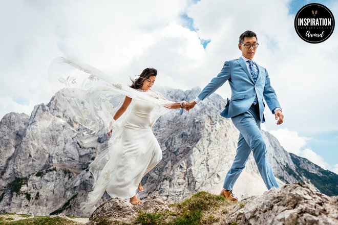 Bosonoga nevesta in ženin med poročnim fotografiranjem v objemu gora (Julijske Alpe, Slovenija) FOTO: Samo Rovan