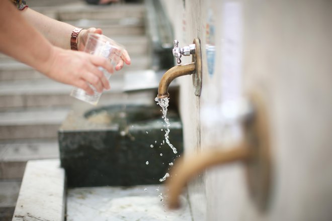Kaj pomeni dolgoletna poraba pitne vode s povišanimi vsebnostmi atrazina, ki povzroča moško neplodnost? FOTO: Jure Eržen/Delo