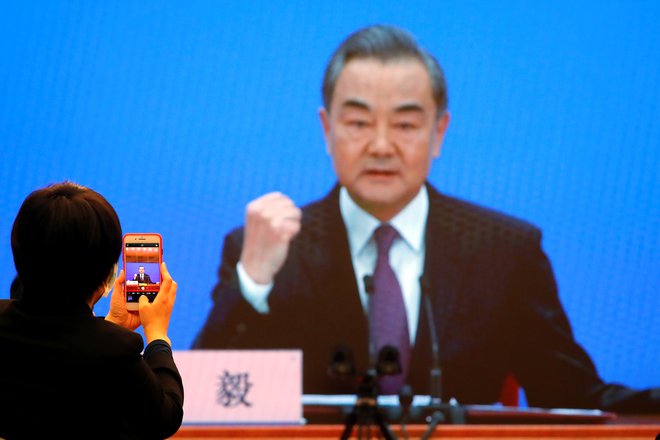 Zunanji minister Wang Yi je poudaril, da Kitajska ne bo dovolila vmešavanja v svoje notranje zadeve. FOTO: Thomas Peter/Reuters