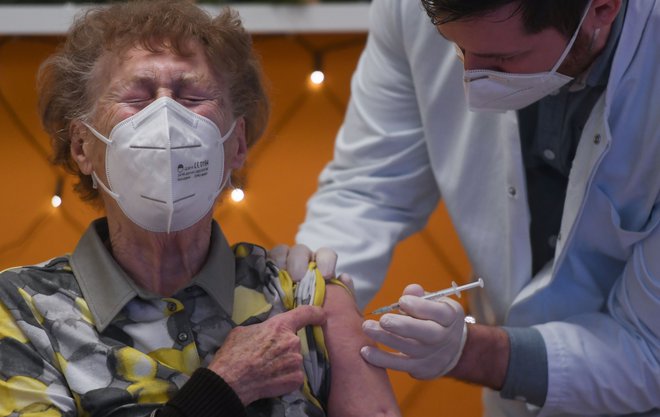 Po opotekajočem se začetku in številnih zapletih naj bi se v EU le začelo hitrejše cepljenje prebivalstva. FOTO: Ina Fassbender/AFP