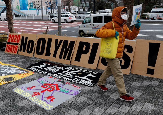 Prireditelji olimpijskih iger v Tokiou imajo veliko nasprotnikov tudi na domačih tleh. FOTO: Kim Kjung-hun/Reuters