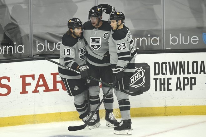 Anže Kopitar (v sredini) in &quot;kralji&quot; so v mestnem derbiju proti Anaheimu izgubili po podaljšku. FOTO: Kelvin Kuo/Usa Today Sports