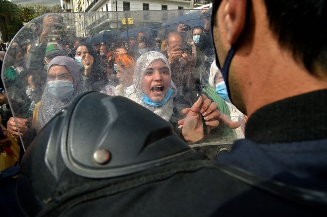 V glavnem mestu Alžirije in drugih večjih mestih je na mednarodni dan žena na tisoče žensk demonstriralo. FOTO: Ryad Kramdi/Afp