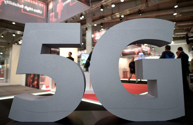 5G prihaja v vsako evropsko vas. FOTO: Fabian Bimmer/Reuters