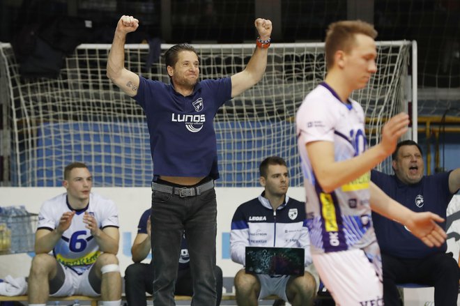 Trener Sebastijan Škorc s svojimi varovanci iz Merkurja Maribora tudi v končnici ne bo popuščal, finančno močnejša ACH Volley oziroma Calcit Volley bosta morala za svoj denar trdo garati. FOTO: Leon Vidic